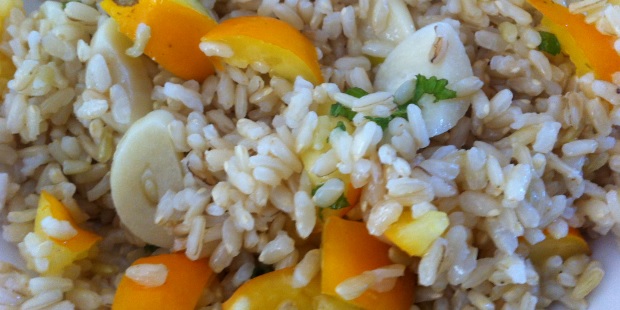 healty-brown-rice-with-yellow-tomatoes